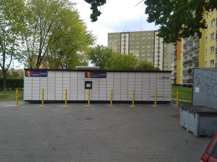 Paczkomat STA07M Parking od strony ulicy Majówka