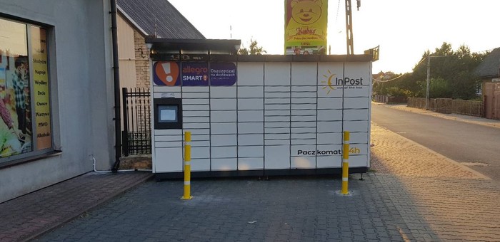 Paczkomat STA08M przy sklepie spożywczym