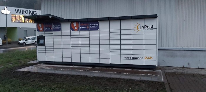 Paczkomat STA09M boczna o ściana od wejścia