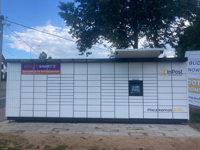 Paczkomat STA18M przy parkingu