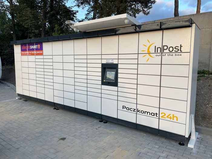 Paczkomat STA19M na parkingu przy sklepie ALDI