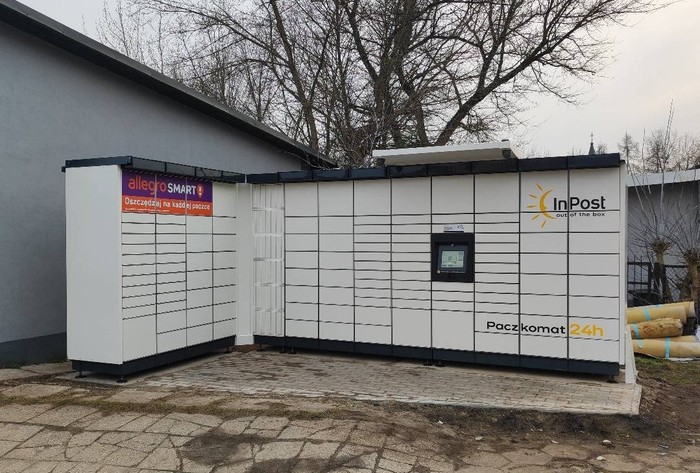 Paczkomat STA21M przy budynku usługowym
