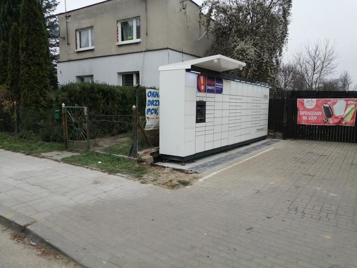 Paczkomat STG10M przy sklepie spożywczo-przemysłowym
