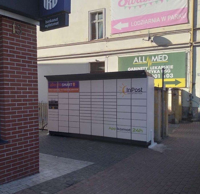 Paczkomat STGD01BAPP Przy budynku biurowym