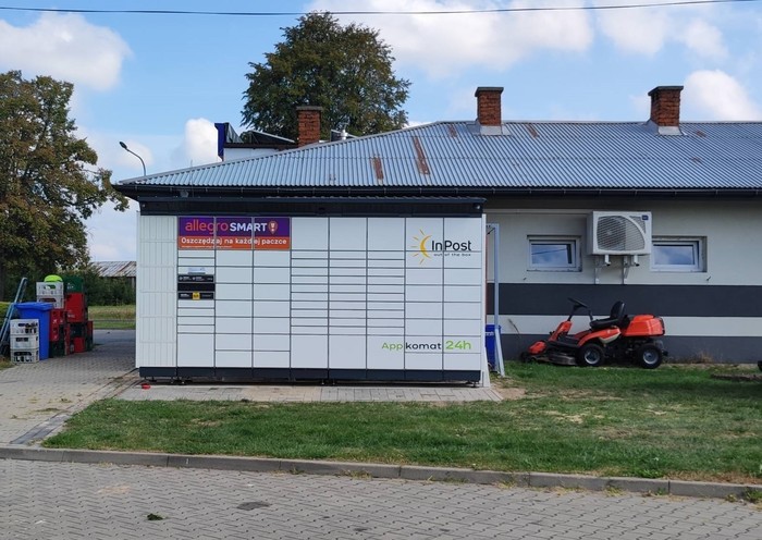 Paczkomat STGR01BAPP Na parkingu stacji Moya
