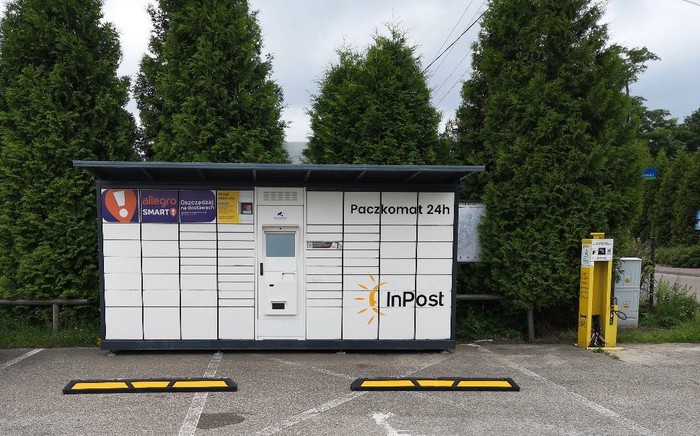 Paczkomat STH01G Na Parkingu, na przeciwko Urzędu Gminy
