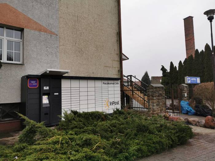 Paczkomat STK01A Przy parkingu hotelu Staropolskiego