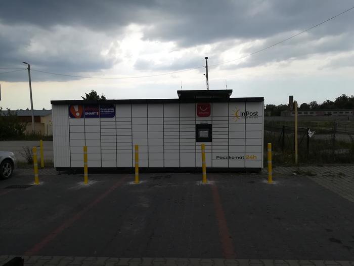Paczkomat STK01M Na tylnej części parkingu BP