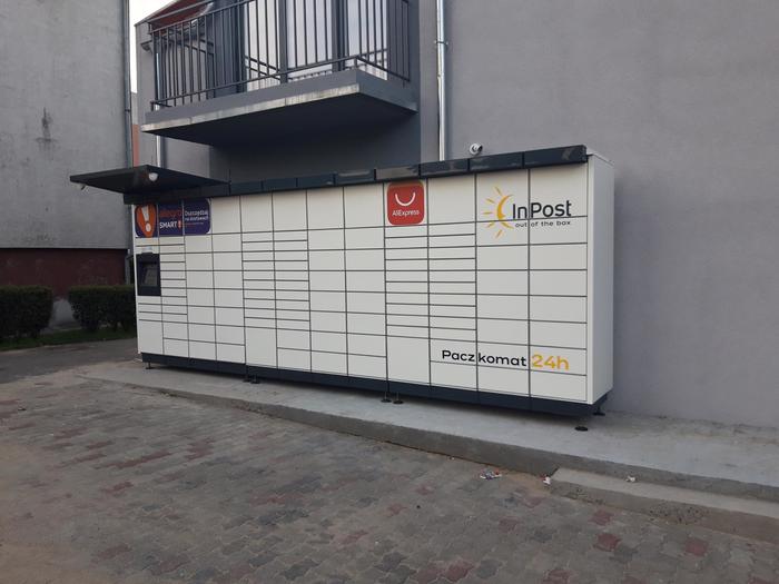 Paczkomat STK02M Z tyłu budynku