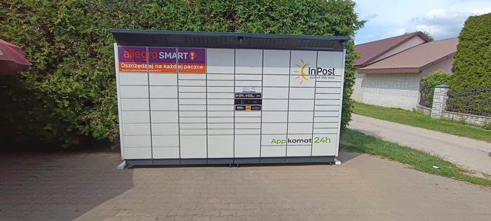 Paczkomat STKU01BAPP parking za sklepem