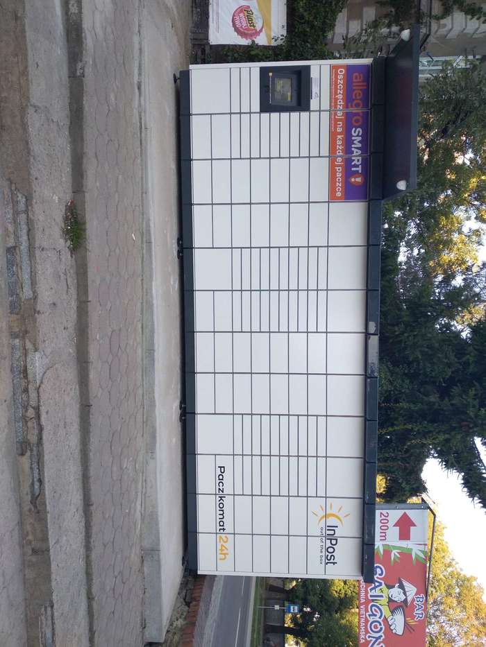 Paczkomat STM04M Przy wyjściu do sklepu
