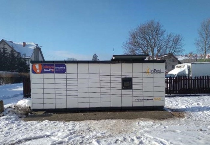 Paczkomat STN01M przy sklepie spożywczym czwórka