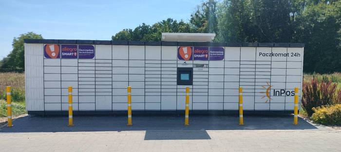 Paczkomat STO01M Po lewej stronie od wejścia do sklepu Lidl, na końcu parkingu