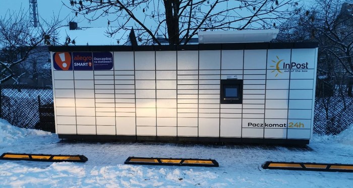Paczkomat STO03M Na parkingu