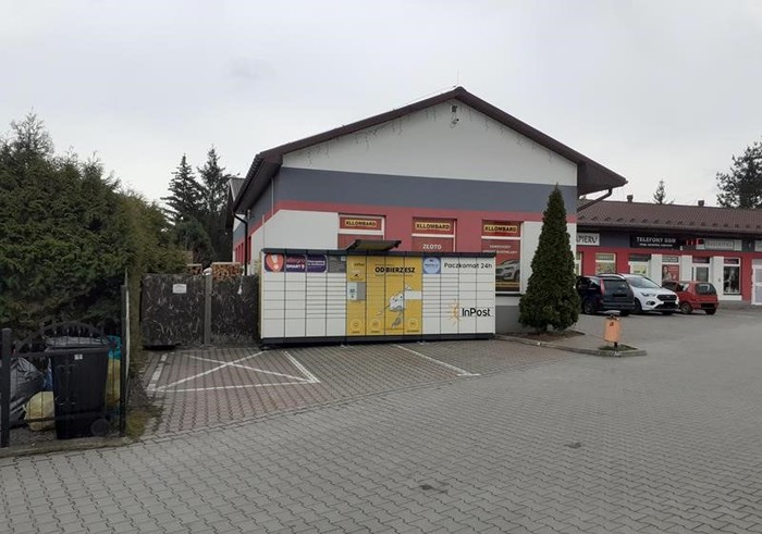 Paczkomat STR01N przy parkingu przed Mrówką