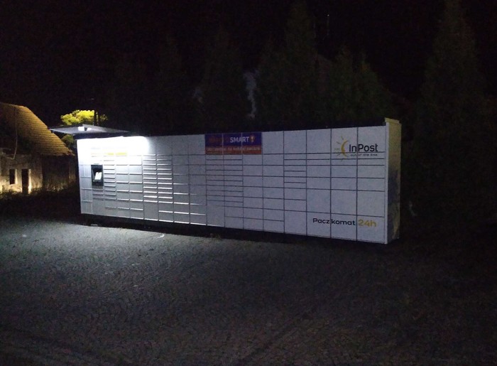 Parcel Locker STR05M Na parkingu obok lokalu