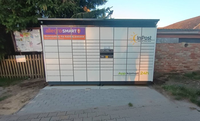 Paczkomat STRD01BAPP przy parkingu