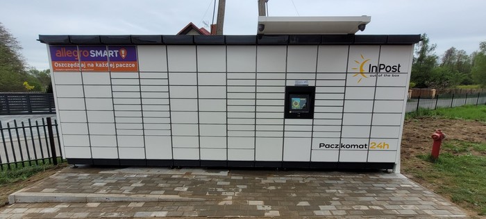Paczkomat STRM01M na parkingu przy OSP Strzegom