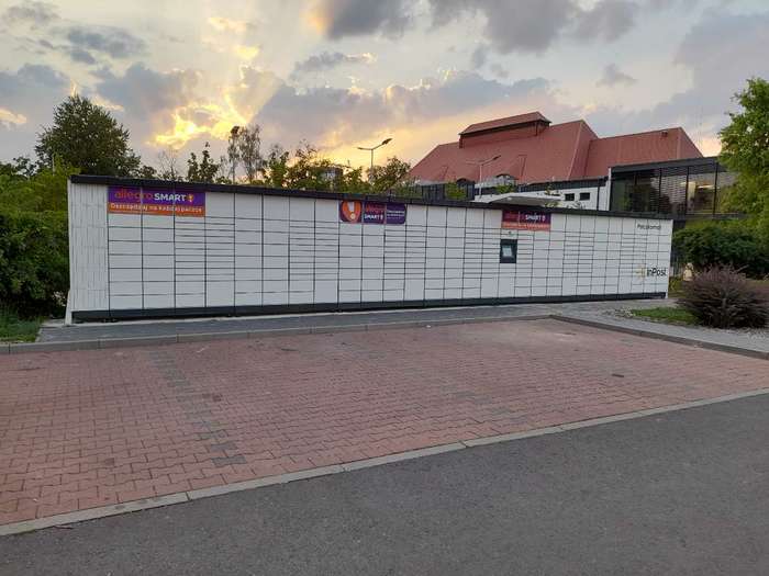Paczkomat STS01M Na parkingu sklepu Lidl