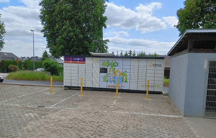 Paczkomat STS02APP Na parkingu