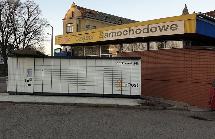 Paczkomat STS03L Przy sklepie motoryzacyjnym