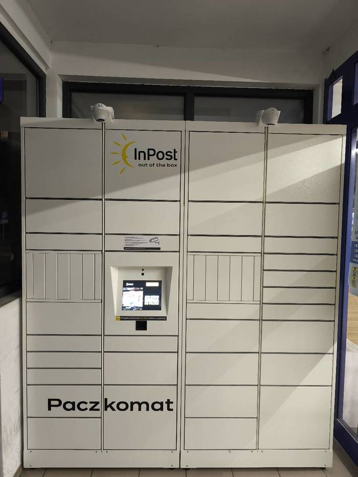 Paczkomat STS05HP W przedsionku sklepu