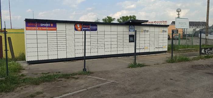 Paczkomat STS06M Na parkingu stacji paliw