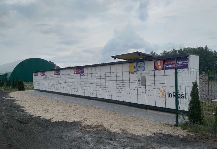Paczkomat STS07N Na parkingu Stargardzkiego Ośrodku Tenisowego