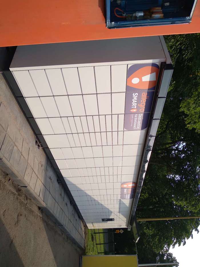 Paczkomat STS10M Na parkingu Stacji Paliw