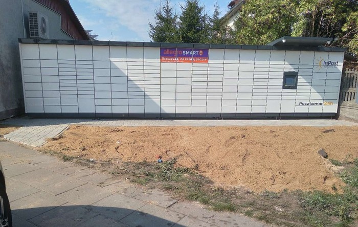 Paczkomat STS11M Na parkingu sklepu spożywczego