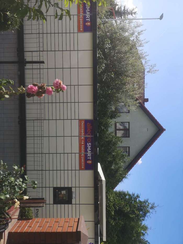 Paczkomat STS12M Na parkingu Agencji Ubezpieczeniowej