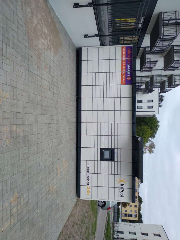 Paczkomat STS13M Na parkingu przy Żabce
