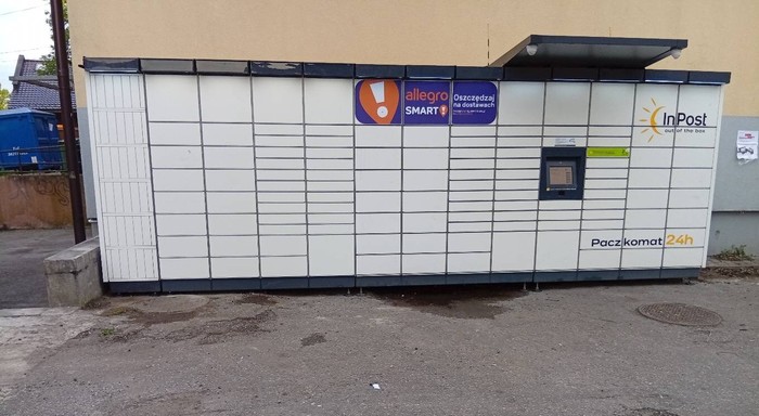 Paczkomat STU01M na parkingu Delikatesów Centrum