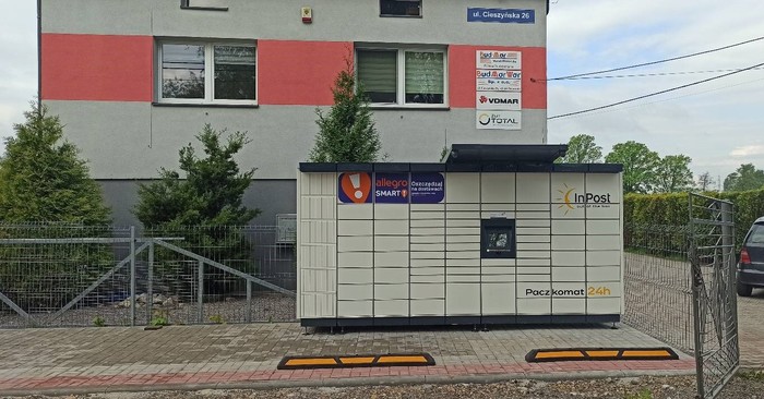 Paczkomat STU02M Parking przed budynkiem firmy Vomar