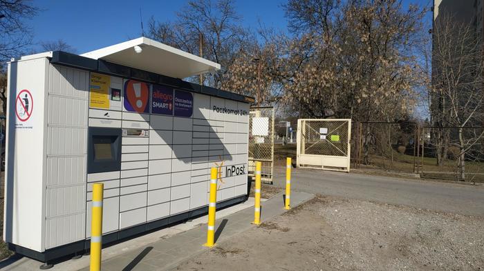 Parcel Locker STW02M Przy głównym wejściu na stadion lekkoatletyczny