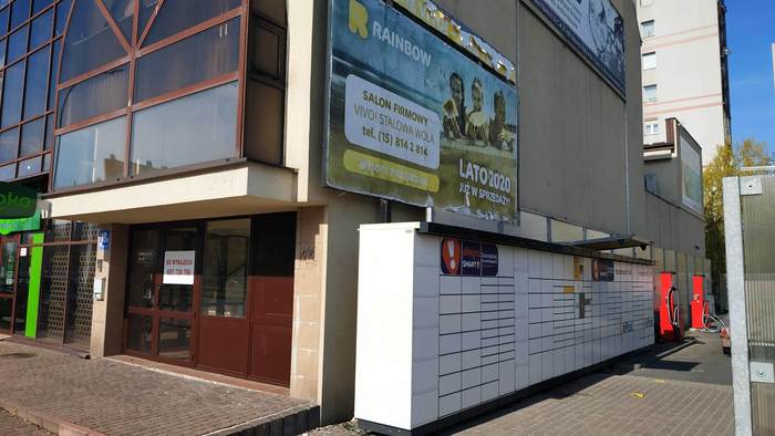 Parcel Locker STW02N Myjnia bezdotykowa prywatna, przy przystanku autobusowym po prawej stronie na ścianie budynku