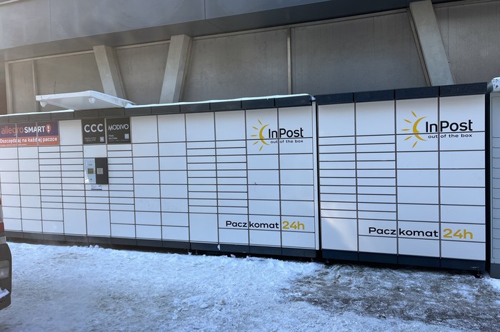 Paczkomat STW05N Pomiędzy Piekarnią a Galerią Prima