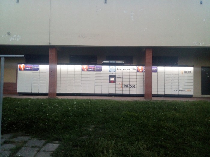 Paczkomat STW07M Po lewej stronie od wejścia do sklepu Carrefour