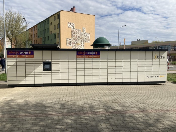 Paczkomat STW14M Przy rondzie Czarneckiego i Żwirki Wigury