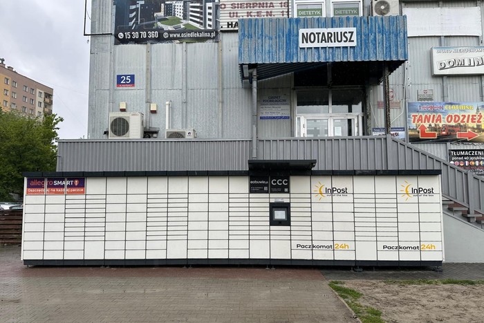 Parcel Locker STW17M przy budynku biurowym