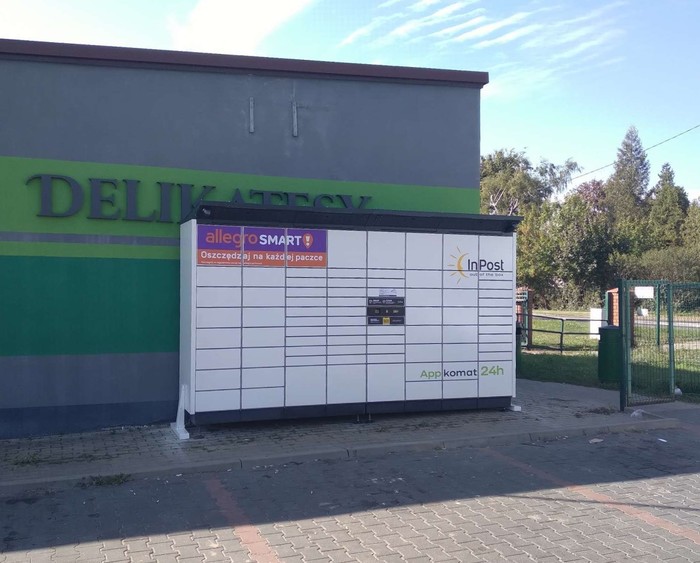 Paczkomat STWE01BAPP Na parkingu sklepu