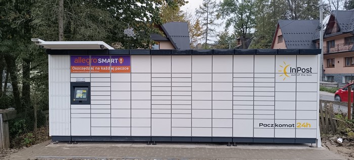 Paczkomat SUCH01M Na parkingu przy Delikatesach Waja