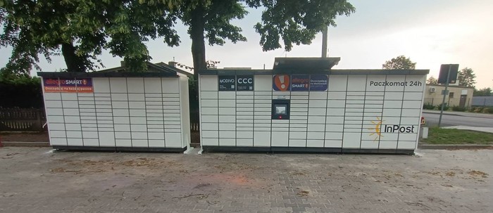 Paczkomat SUE01M parking przed remizą OSP
