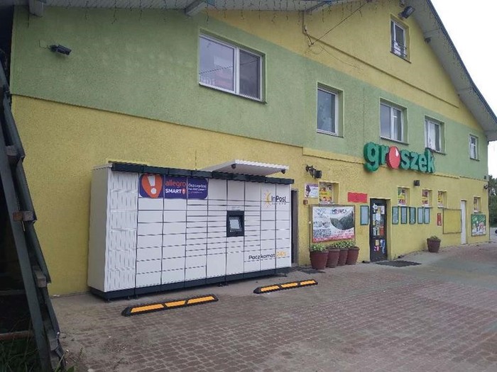 Paczkomat SUF01M przy centrum TOMDEK