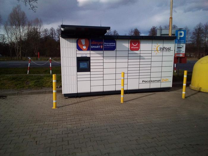 Paczkomat SUH01M Na parkingu Stacji Paliw