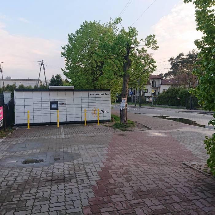 Paczkomat SUJ02M Parking przy budynku usługowym od ul. Żeromskiego