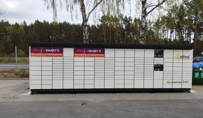 Поштомат SUJ04BAPP parking przed sklepem