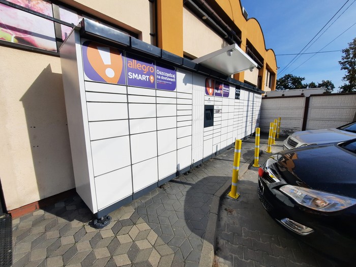 Paczkomat SUJ04M Na tyłach drogerii Rossmann