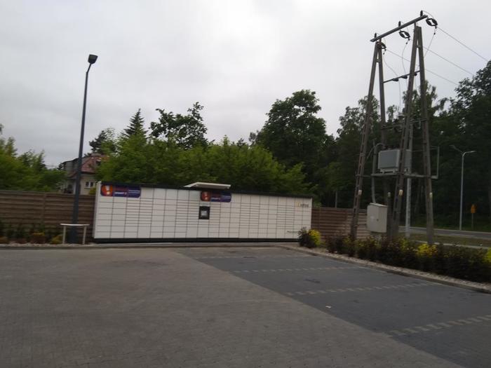 Paczkomat SUJ06M Przy parkingu