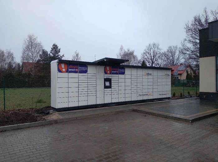 Paczkomat SUJ07M Parking przed budynkiem usługowym